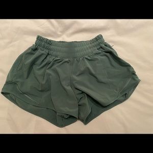 Lululemon hotty hot low-rise lined shorts 4” - green